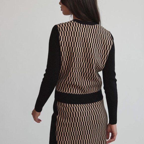 Sweater and pencil skirt - Picture 2 of 5